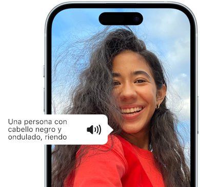 iPhone 15 con un anuncio de VoiceOver que describe una foto como: una persona con pelo negro ondulado riendo